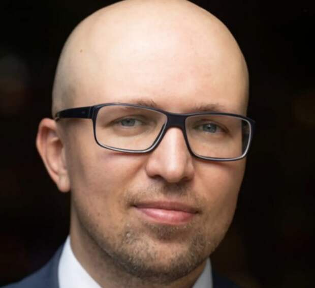 Как и почему Пугачёва описывает свою жизнь в интервью — разъясняет на сайте СМИ2 клинический и бизнес-психолог Станислав Самбурский