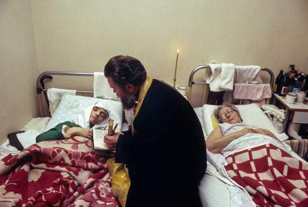 Православный священник в одном из московских хосписов. СССР, Подмосковье, 1989 год. Автор фотографии: Chris Niedenthal. Православный священник в одном из московских хосписов. СССР, Подмосковье, 1989 год. Автор фотографии: Chris Niedenthal.