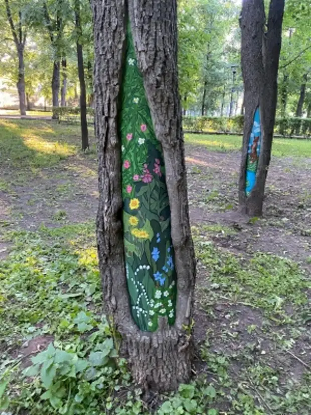Рисунки на деревьях в парке кузьминки