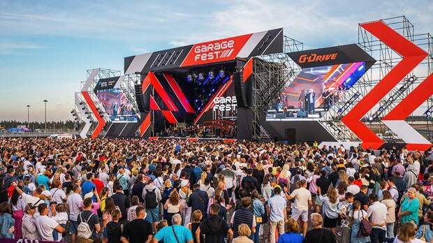 Автодром «Игора Драйв» провел фестиваль скорости и музыки Garage Fest