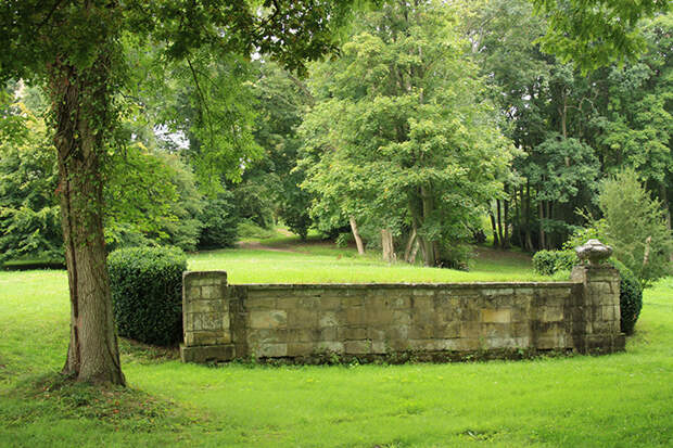 От театра осталось лишь основание.