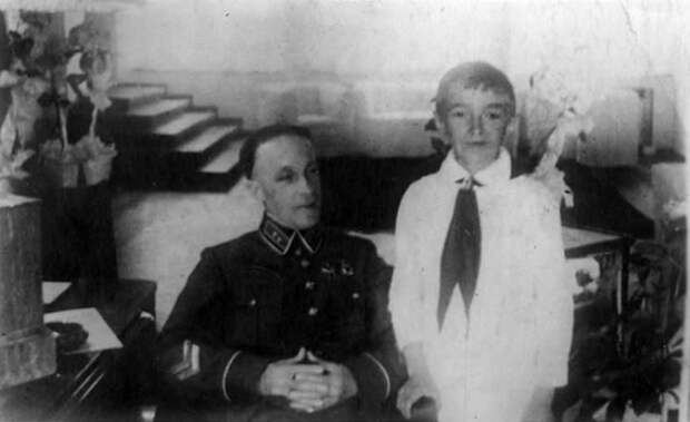 Комдив Дмитрий Карбышев с сыном Алексеем, 1939 год. Фотография из семейного архива