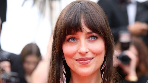 Актриса Дакота Джонсон показала фигуру в микрошортах и накидке с перьями