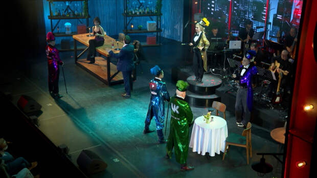 Проекции на экране и шутки в духе времени: в Москве состоялся спецпоказ мюзикла «Первое свидание»