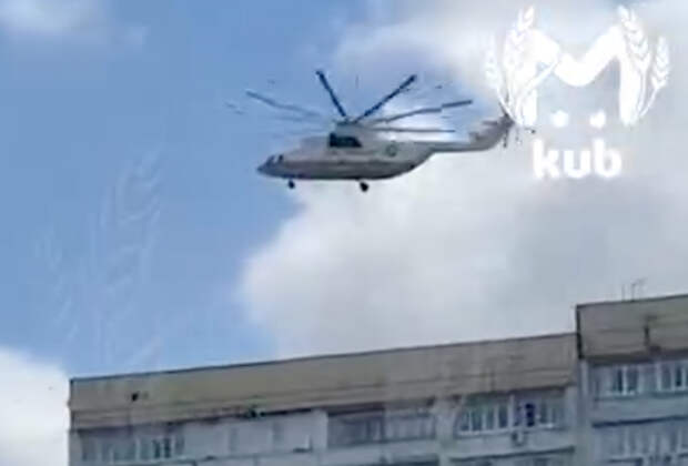 Огромный вертолет заметили над крышами жилых домов в российском городе и сняли на видео