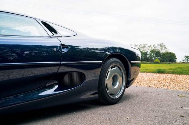 Один из самых красивых автомобилей Jaguar XJ220 1993 года