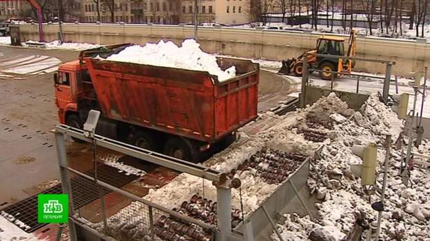 В Петербурге не хватает снегоплавильных пунктов