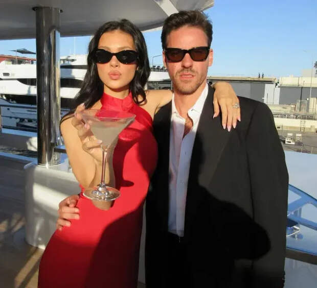 Никола Пельтц с братом Брэдли