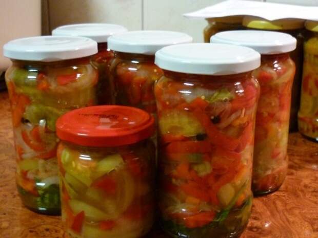 Яркий и вкусный салат из зеленых помидор на зиму