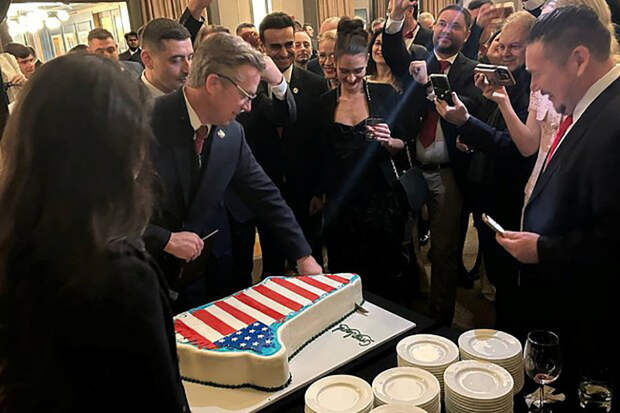 Республиканцы в Центре Кеннеди съели торт в виде Гренландии