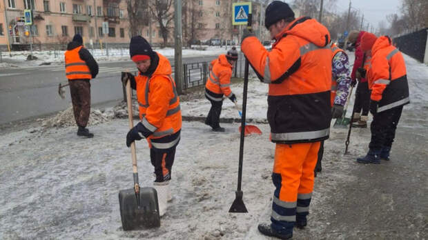 В Барнауле дорожники обрабатывают проезжую часть и тротуары от наледи