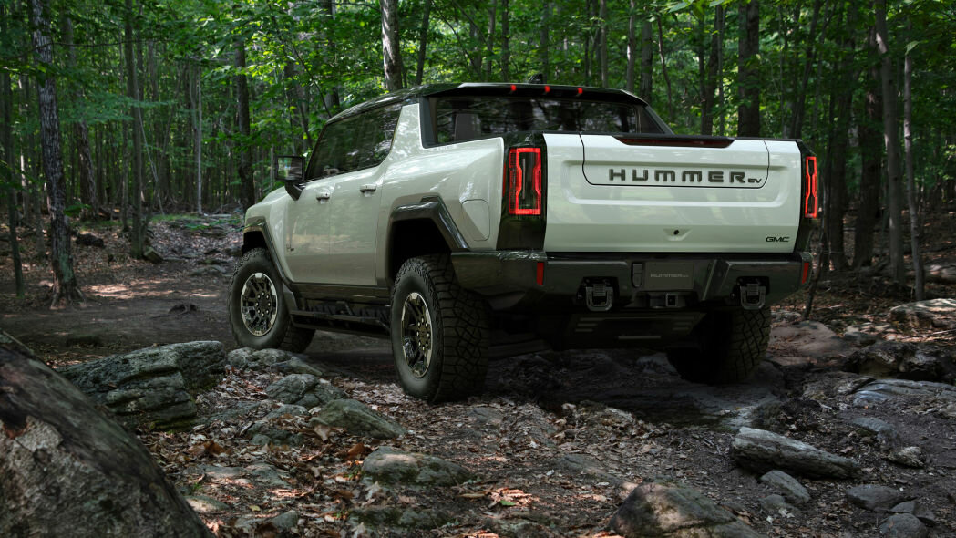 GMC Hummer EV показал себя как 1000-сильный, 350-мильный, быстро заряжающийся ЗВЕРЬ!
