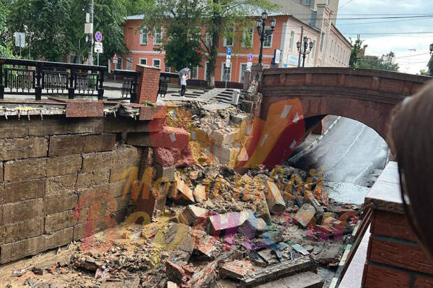 В Воронеже обрушилась опора исторического Каменного моста, движение перекрыто