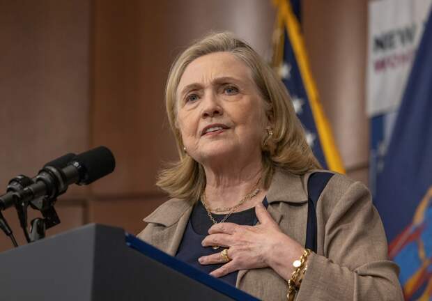 Дмитриев поставил под сомнение слова Клинтон о забытых встречах с Эпштейном