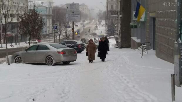 Киев замерзает, заваленный снегом, коммунальные службы саботируют уборку