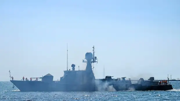 Около 20 боевых кораблей Каспийской флотилии вышли на учения в море
