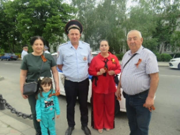 В Северной Осетии сотрудники Госавтоинспекции и члены Общественного совета при ОМВД России по Моздокскому району присоединились к Всероссийской акции «Георгиевская лента»