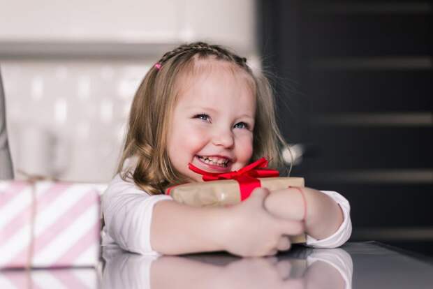 Как объяснить родственникам, что не нужно заваливать детей подарками