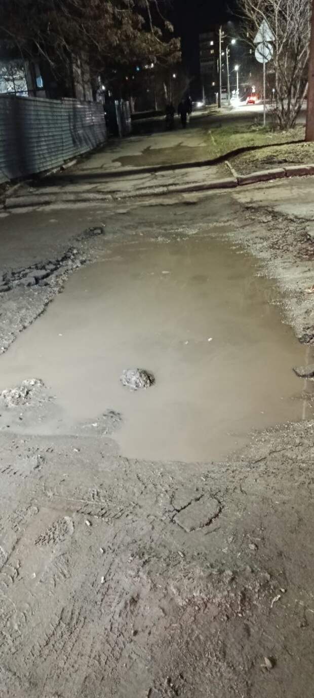 Ямы на въезде во двор Раздольная 34!
