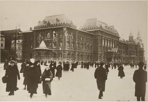 1917. Здание городской Думы, поврежденное снарядами во время уличных боёв