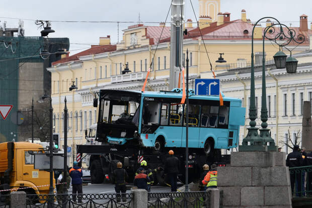 Суд Петербурга оставил в СИЗО водителя упавшего в реку Мойку автобуса