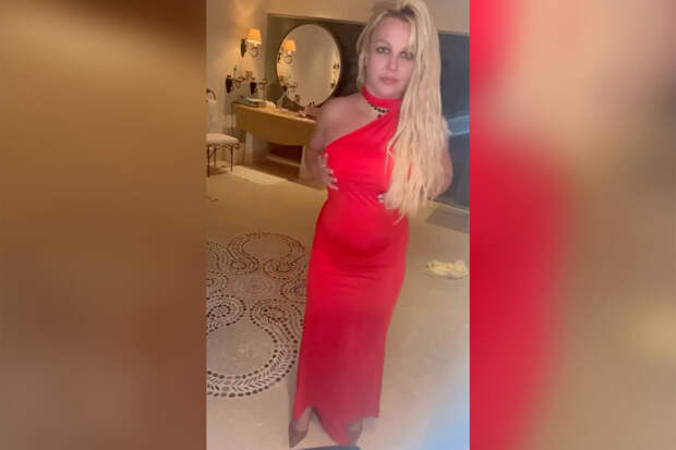 Певица Бритни Спирс напугала поклонников видео в красном платье