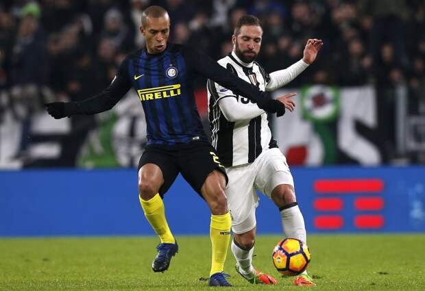 Joao Mario (Inter) à la lutte avec Gonzalo Higuain (Juventus)