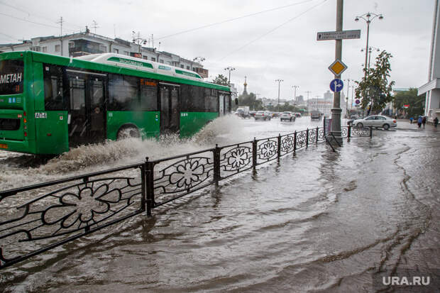 Осадки в екатеринбурге. Екатеринбург дождь. Потоп в Екатеринбурге сегодня. Потоп в Екатеринбурге 2021 фото. Гроза в Екатеринбурге фото.