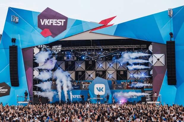 Фестиваль Vk Fest — громкое событие лета, бесспорно. Масштабное, яркое мероприятие, спонсоры не менее примечательные — Газпром, Мегафон, Сбербанк и тд.