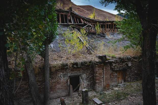 Сейчас это очень маленькая и тихая деревня заброшенные здания, мир, прогулки, советский союз, фото