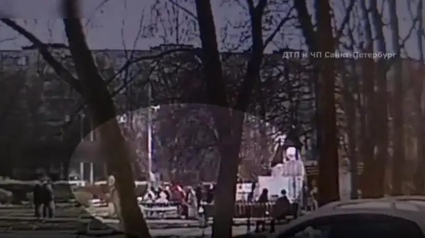 Драка подростков из-за неразделённой любви на детской площадке в Купчино попала на видео