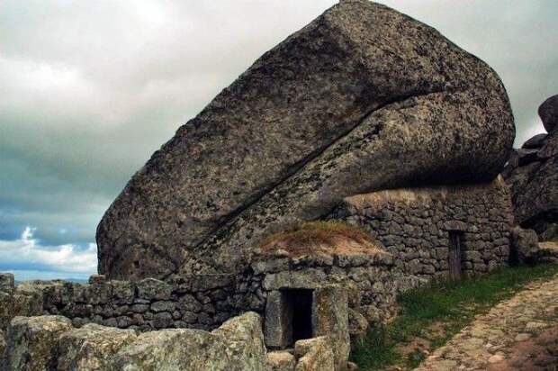 Город Монсанту в Португалии Город Монсанту в Португалии