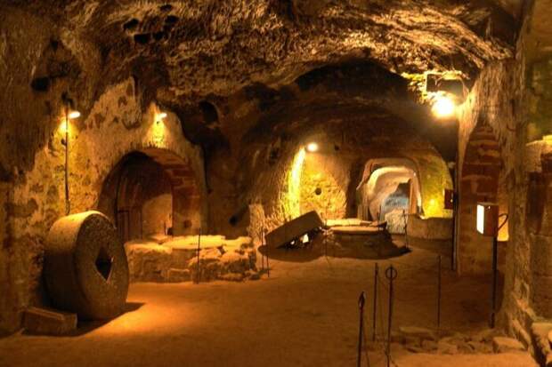 Древние подземные пещеры Орвието. \ Фото: bing.com.