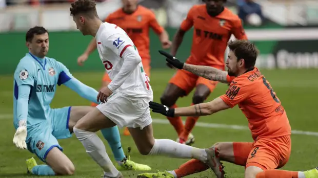 Защитник «Урала» после удаления в матче с «Локомотивом» жестом показал предвзятость судьи