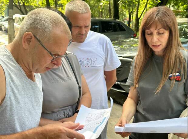 Лариса Картавцева рассказала о ходеблагоустройства детской площадки на улице Плещеева в Бибирево. Фото: Тихонова Диана Андреевна