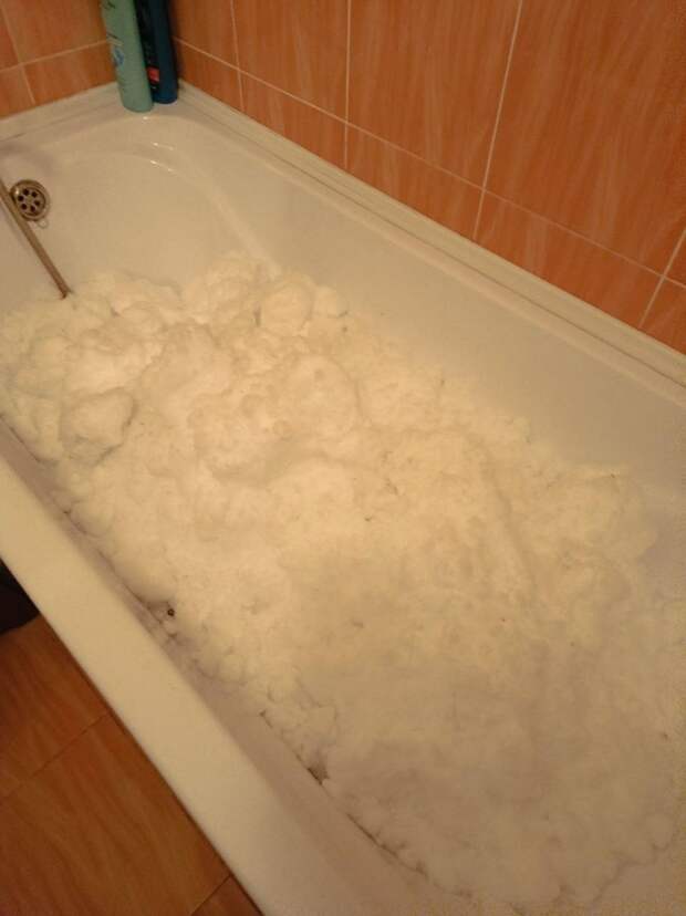 В Кировском районе Донецка люди собирают снег ради воды