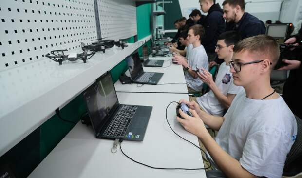 Волгоградские студенты показали умение управлять дронами