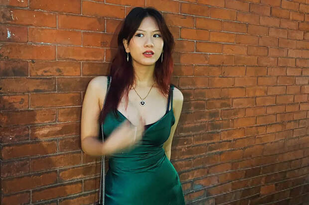 Пенсионерка напала на девушку за съемку с обзором ее наряда на улице