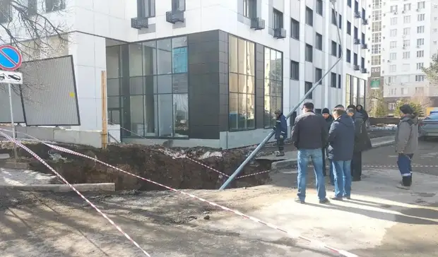 В центре Уфы возле многоэтажки обрушился двухметровый колодец