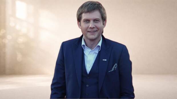 «Не получилось создать семью»: почему 43-летний Борис Корчевников до сих пор живет с мамой, а его загадочная жена ушла в тень