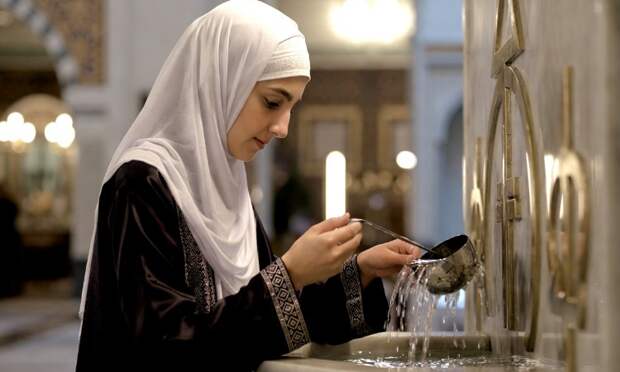 РПЦ объяснила поступок мусульман, набиравших святую воду на Крещение