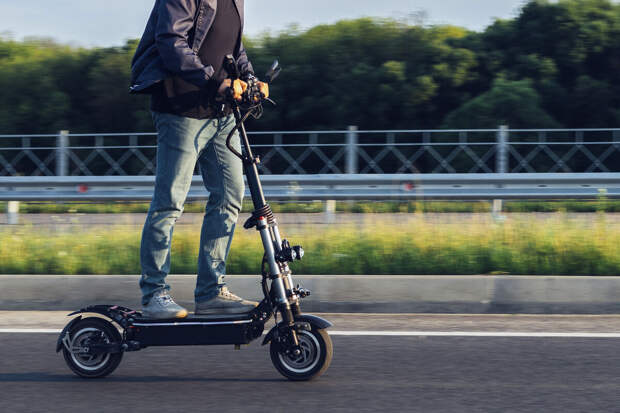 Эксперт по ЖКХ Бондарь: электросамокаты лучше заряжать днем и не допускать перегрева