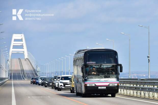 В очереди на Крымском мосту скопилось более ста машин