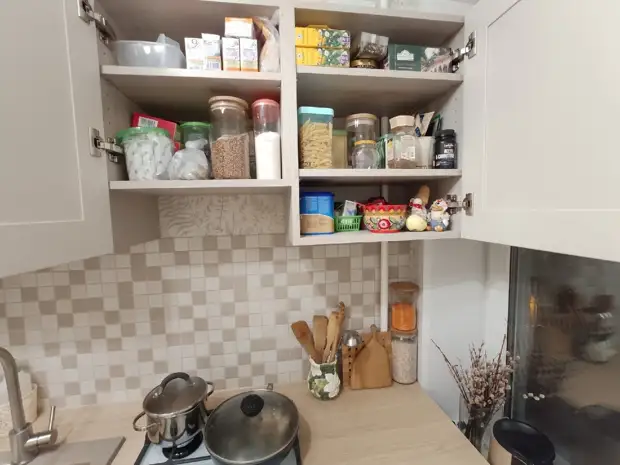Маленькая кухня, площадью 4,5 квадрата с холодильником, плитой и даже посудомойкой!