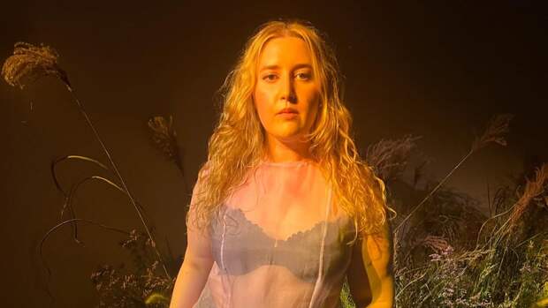 Дочь известного ведущего вышла в свет в откровенном платье без трусов