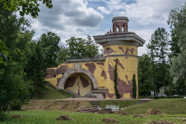 Картинки по запросу Башня-руина. Орловские (Гатчинские) ворота