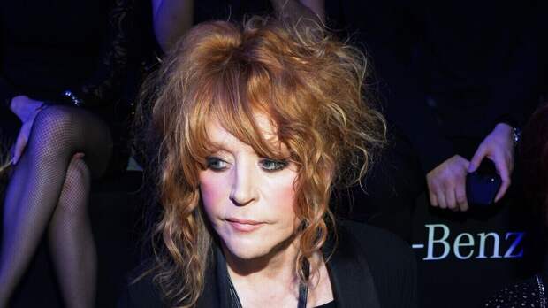 Бродит, опираясь на трость, и фотографируется с прохожими: оставленная Галкиным* Пугачева замечена на улице Кипра