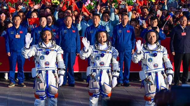 Экипаж китайского космического корабля «Шэньчжоу-17» вернулся на Землю