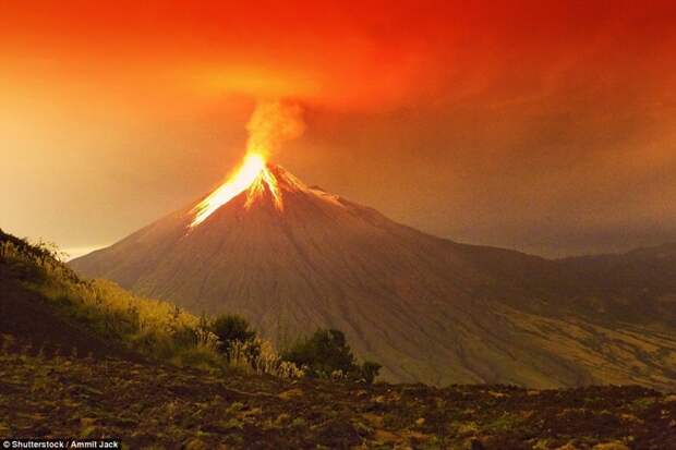 Извержение вулкана Тунгурауа в Эквадоре в 2011 году. вулкан, извержение