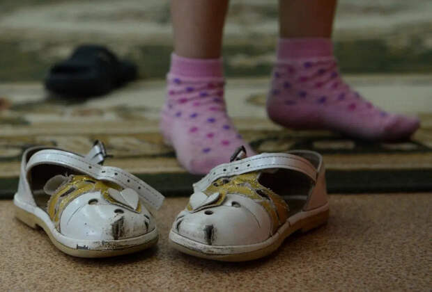 Мальчика с окровавленным лицом и в одном тапочке нашли на улице Петербурга